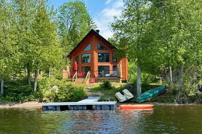 Chalet de luxe: Bord du lac, plage privée, superbes vues, à 5 min du magasin\/Saq