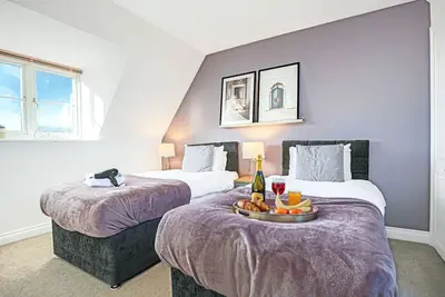 Image de Beautiful & Spacious House - Free Parking & Wifi
