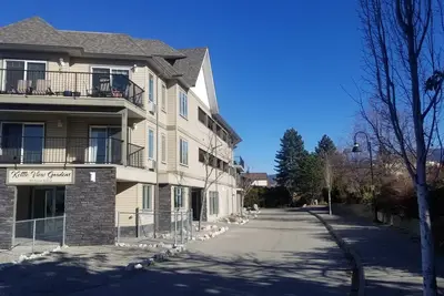 Image de Quiet City Centre Condo on the Kvr Trail. Location behind a major shopping area
