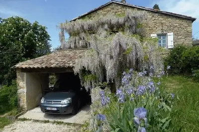 Image de Maison de charme individuelle avec terrasse dans un Mas avec piscine et jardin