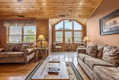 Image de Cabin in the Valley! Easy Access! Pet Friendly!