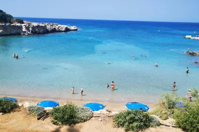 Image de Hot tub, perfect pool, . . . minutes from beach and restaurants.