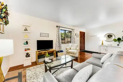 Image de Dog-friendly townhouse with enclosed patio, outdoor pool, mtn views, W/D, Ac