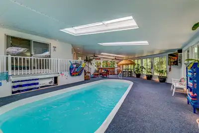 Image de Secluded Lakefront House w\/ indoor pool - 2 Houses - Margaritaville Bar