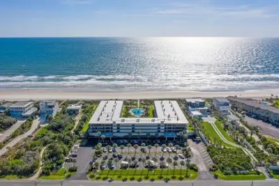 Image de *New Listing | Beach front Resort | Bright & Airy