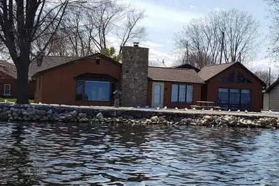 Image de A true Hidden Gem waterfront lake home, w/breathtaking views
