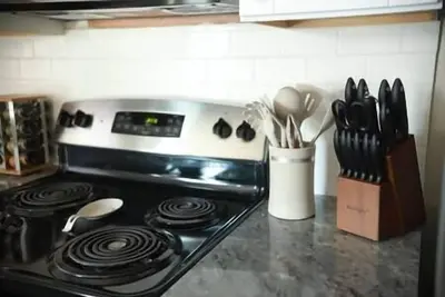 Image de Central 2 bedroom with fully stocked kitchen