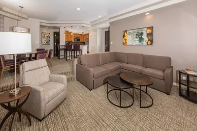 Marriott Desert Springs I One Br + sleeper couch