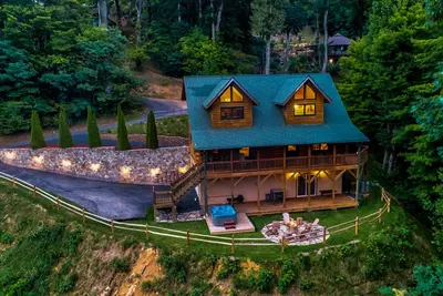 Image de Cozy Bear Cabin - Hot Tub, Fire Pit & Gameroom over looking the Great Smoky Mts.