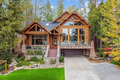 Image de Luxe lakefront lodge with amazing view, dock & beach near skiing & golf