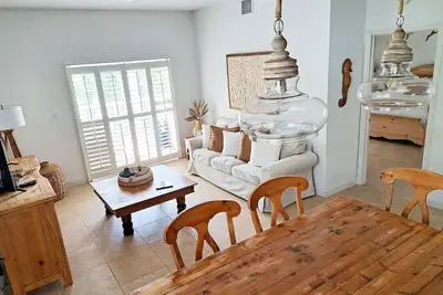 Image de Steps from beach and infinity pool, Golf Cart Optional