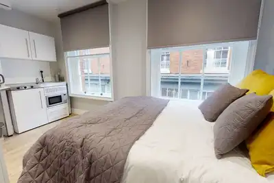 Image de Supérieure-Studio-Salle de bain et douche-Vue sur Rue-Studio 4&8