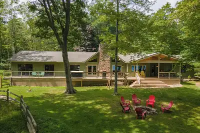 Image de New! Cottage on the Cove: Dogs Welcome, Lake Front, Dock Slip!