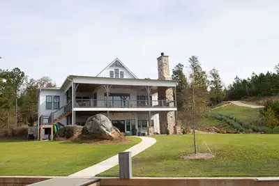 Image de Beautiful Lakefront Home w/ Hot Tub and big water views