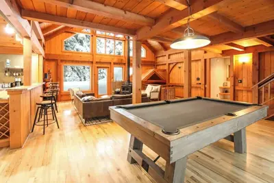 Image de Brookstone Beauty | Hot Tub & Pool Table!