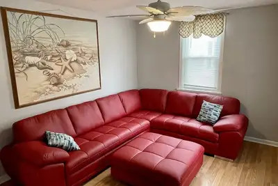 Image de Newly Renovated Beach House, 2. 5 blocks from beach, WiFi, 7 TVs, Central Air