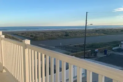Image de Beachfront condo with spectacular views - steps from the beach