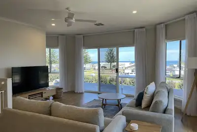 Image de Coastal family retreat just metres from the beach!