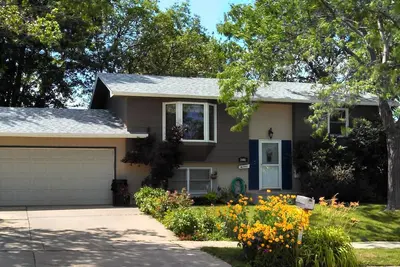 Image de Family friendly, 4 bedrooms, big yard, a cook's kitchen, & treasure!