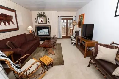 Image de Cozy Seven Springs 1 Bedroom Condo with Private Deck by RedAwning