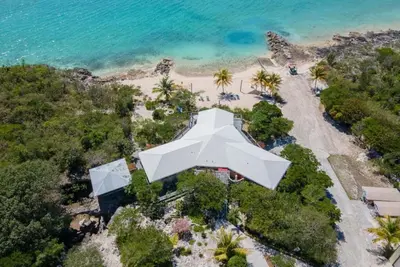 Image de Grotto Bay: 5br Beach Villa in Long Island w\/ Private Beach