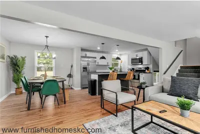Image de Stunning Home|SunRoom+Fenced In Yard+Garage!