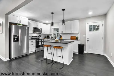 Image de Stunning Home|SunRoom+Fenced In Yard+Garage!