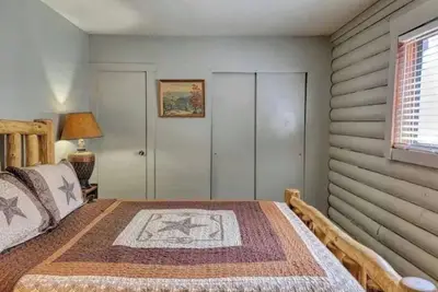 Image de Cozy Cabin with fenced yard for dogs.