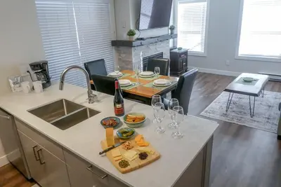 Image de Ski-in-Out, 3 Hot Tubs & Pool. Re-done unit, in suite Washer/Dryer, Full Kitchen