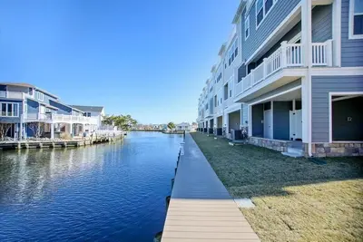Image de New Waterfront Fenwick Home/Shared Pool/Water Access/Walk to beach/restaurants