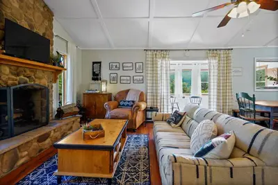 Image de Cozy cabin near Shenandoah National park, wineries & hikes with hot tub