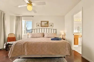 Image de Beautifully decorated family friendly home centrally located in Colorado Springs