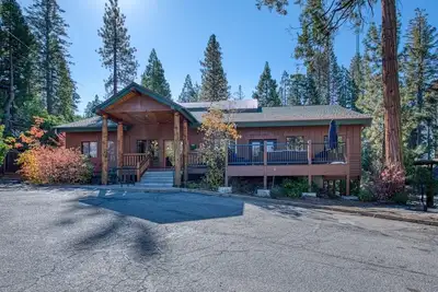 Image de Sleeps 26 people. . 1 of a kind Lodge. . . Large families, team bonding, retreats!