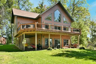Image de Grindstone Getaway-Beautiful chalet on the shores of Grindstone Lake.