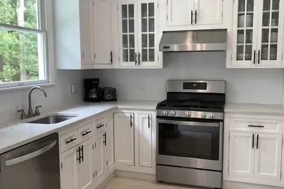 Image de Newly renovated, village fringe beach house in East Hampton with a heated pool