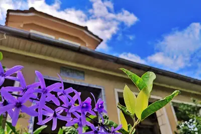 Image de Historic country house with large garden for outdoor activities.