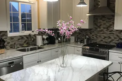 Image de Top Victorian Flat steps away from Downtown