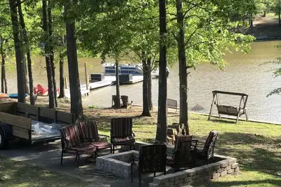 Image de 5bd\/2ba lakefront home with dock, close to town