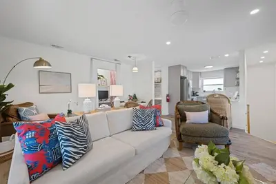 Image de Seaside Serenity I Designer Decor I Fenced Yard I Ev Charger I Walk to Beach