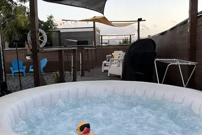 Enjoy a cozy space in a Rv Camper w/hot tub, near beaches.