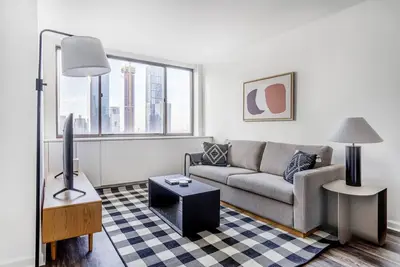 Image de Deluxe Midtown West 2br w\/ Doorman, Gym & W\/D, nr Times Sq, by Blueground