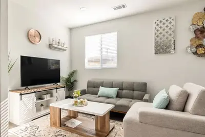 Image de Modern Home Near Disneyland, Beaches, and Little Saigon