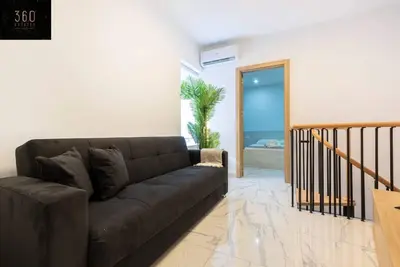 Image de Beautiful, 2br Duplex Apt just off Spinola & Wifi