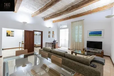 Seafront - Top Location, Top floor with Wifi & Ac