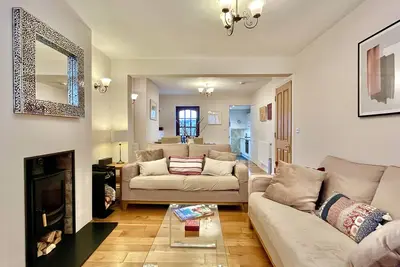 Wickland Cottage by inspirestays. com - a cottage that sleeps 5 guests in 3 bedrooms