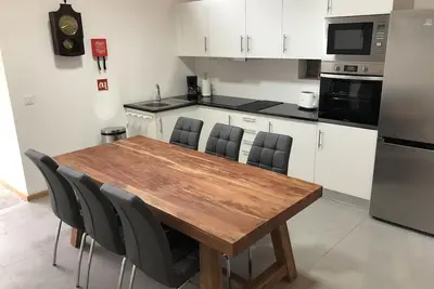 Image de Beautiful newly renovated home 15 minute walking distance from downtown.