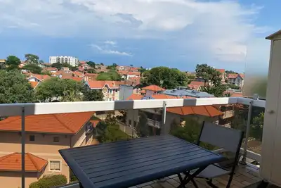 Image de Studio Cabine - Centre Ville, Proche Plage et Casino, Parking Sécurisé, Balcon et Équipements Complets