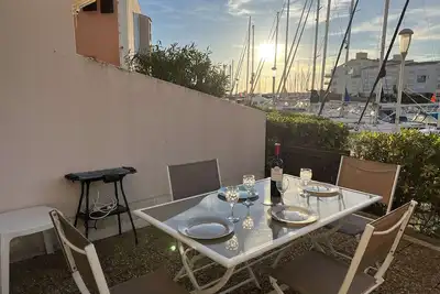 Image de Studio cabine avec parking, lave-linge, lave-vaisselle, proche plage et commerces