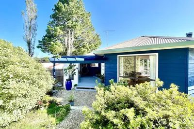 Image de Blue Lily Bungalow - Blue Lily Bungalow | Unique 3-Bedroom Yurt, Decks, Luxe Furnishings, Pet-Friendly
