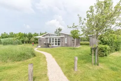 Image de Ce chalet est situé en bordure du parc (avec vue sur un étang) et est richement équipé.